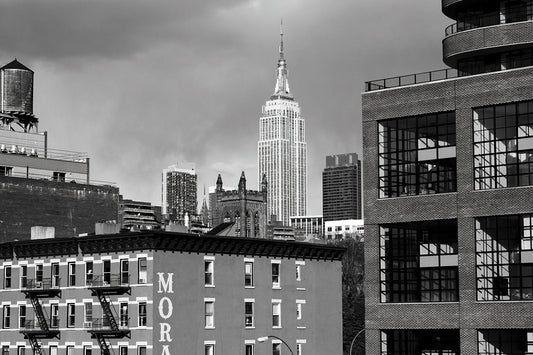 Empire State Building depuis la High Line en noir et blanc
