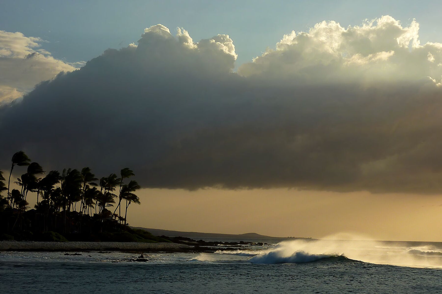 Coucher de soleil et vague à Hawaï