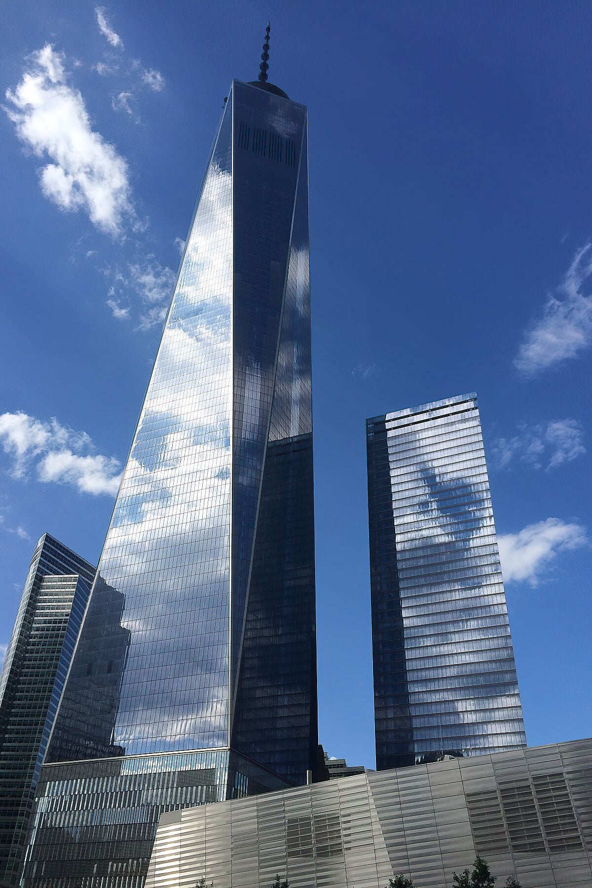 Réflexions du ciel et des nuages ​​dans le World Trade Center