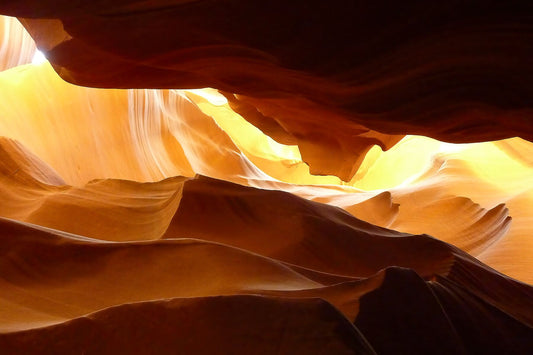 Olas de piedra y luz.