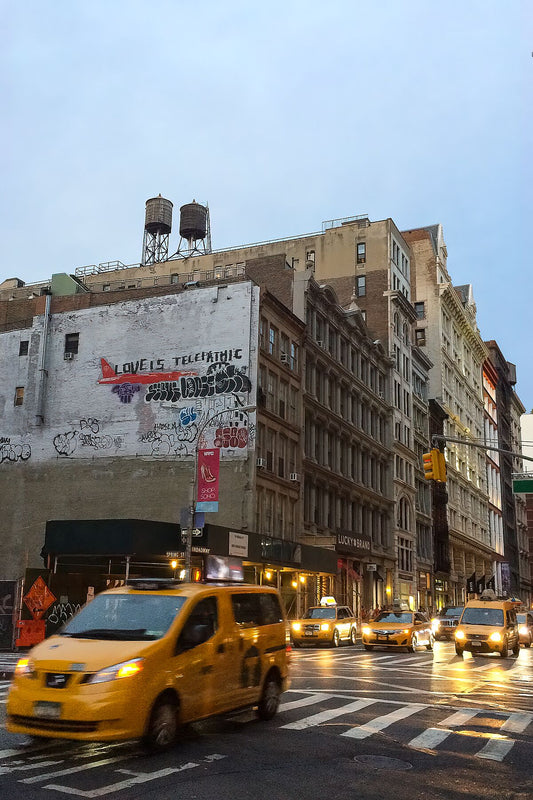 Rue de SoHo sous la pluie